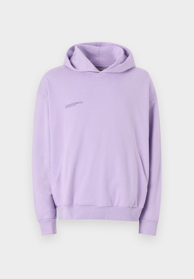 Sweatshirt capuz lavanda feito de tecido suave, com um bolso frontal, punhos canelados e um detalhe de texto impresso no peito.