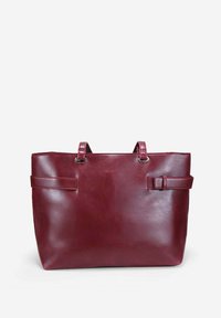 Bolso tote de cuero burdeos con textura suave, cuenta con dos asas superiores y hebillas decorativas en el frente.