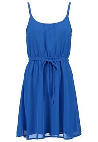 Robe sans manches bleue avec des bretelles fines, taille élastique et une ceinture en tissu nouée, présentant une jupe fluide arrivant au genou.