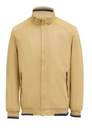 Beige jas met een staande kraag, twee zijzakken met ritsen en ribgebreide manchetten met marineblauwe accenten. Gemaakt van een soepele, lichte stof.