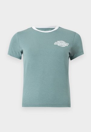 T-shirt à manches courtes couleur sarcelle avec col rond bordé de blanc et petit logo Dickies blanc sur la poitrine gauche.