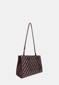 Borsa a tracolla in pelle bordeaux con motivo intrecciato, due spallacci regolabili e design minimale. Texture liscia con dettagli metallici.