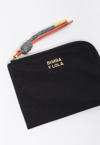 Czarny portfel z tkaniny z złotym, wytłoczonym logo "BIMBA Y LOLA". Posiada szary i koralowy suwaczek z metalicznym akcentem.