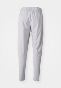 Ανοιχτό γκρι παντελόνι με ελαστική μέση και στενή γραμμή. Φτιαγμένο από ένα λείο, ελαφρύ υλικό, με κομψό, μινιμαλιστικό σχέδιο χωρίς αξιοσημείωτες λεπτομέρειες.