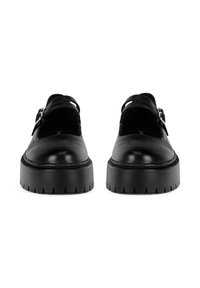 Schwarze Lederschuhe mit runder Zehenform, dicke Gummisohle, ausgeschnittenen Seiten und einem Riemen mit einer Metallschnalle. Einfaches und modernes Design.