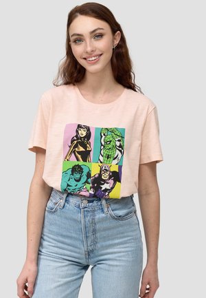 Baumwoll-T-Shirt in Hellrosa mit einem bunten Comic-Print, der Grafiken von Superhelden zeigt. Lockere Passform mit kurzen Ärmeln und rundem Halsausschnitt.