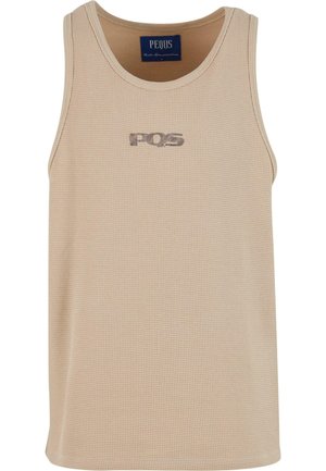 Béžová bavlnená tielko s textúrovaným vaflovým vzorom a malým sivým logom "PQS" na prednej strane. Okružný výstrih a bezrukávový dizajn.