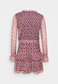 Rotes Kleid mit Blumenmuster aus transparentem Stoff, langen Ärmeln, gerüschten Manschetten und ausgestelltem Saum. Es verfügt über ein figurbetontes Oberteil und eine Rüschendetail am Taillenbereich.