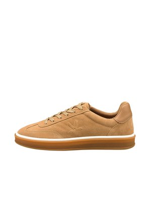Baskets en suède beige avec une texture douce, bout arrondi et semelle blanche. Présente des lacets et un design minimaliste avec un logo subtil sur le côté.