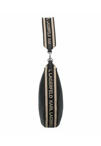 Schwarze Lederhandtasche mit einer verlängerten Form. Verfügt über einen beigefarbenen Canvas-Schultergurt mit schwarzen Streifen und dem Text "KARL LAGERFELD".