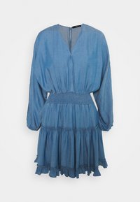 Sininen farkkukleid, jossa on pitkät hihat, V-pääntie, smockattu vyötärö ja kerroksellinen röyhelöhelma. Mukana on takavetoketju ja pehmeä kankaan tekstuuri.