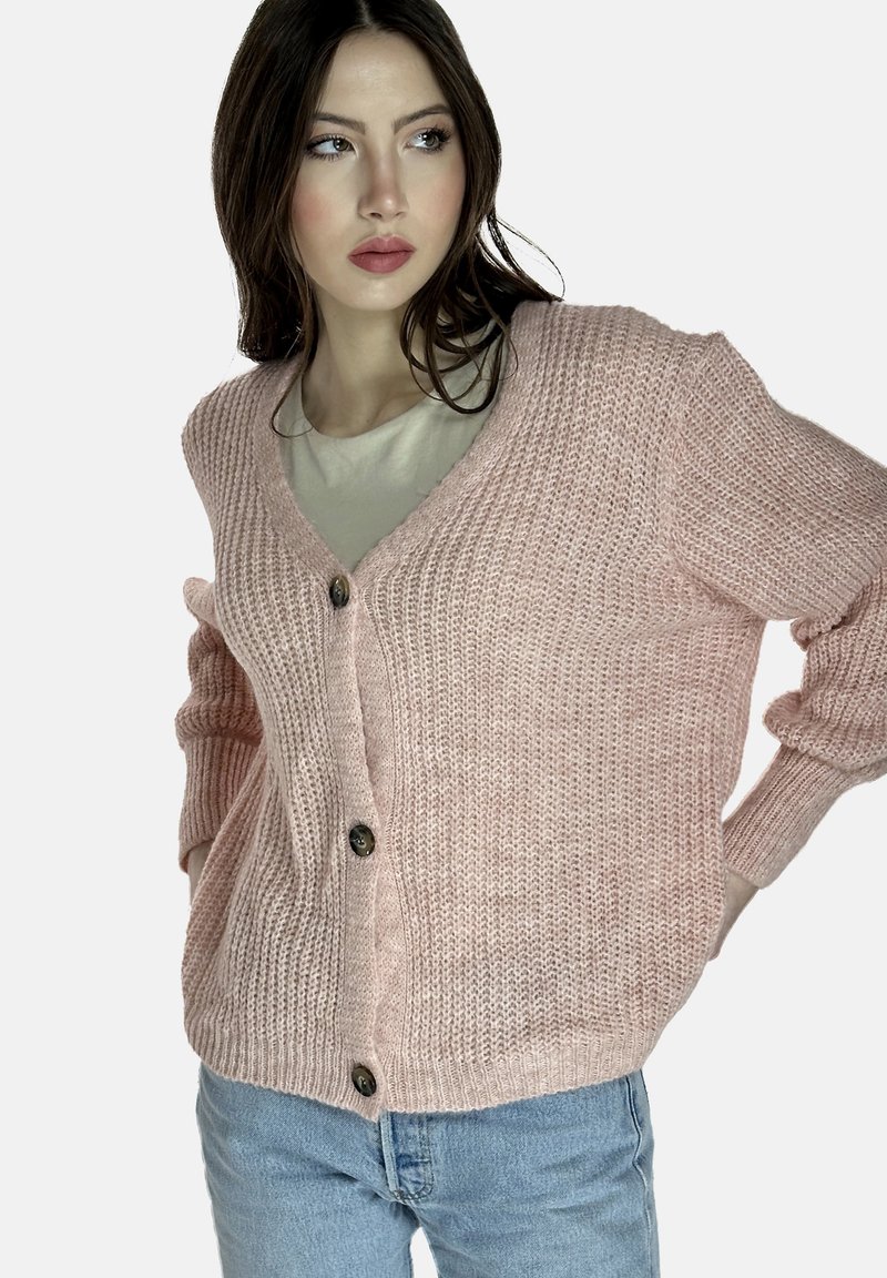 Ljusrosa stickad cardigan med V-ringning, långärmar och tre bruna knappar framtill. Har en texturerad yta.