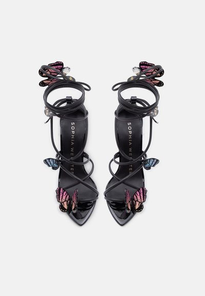 Μαύρα σανδάλια με ψηλό τακούνι και λουριά που τυλίγονται γύρω από τον αστράγαλο, διακοσμημένα με ροζ και μπλε πεταλούδες στα δάχτυλα και τις φτέρνες.
