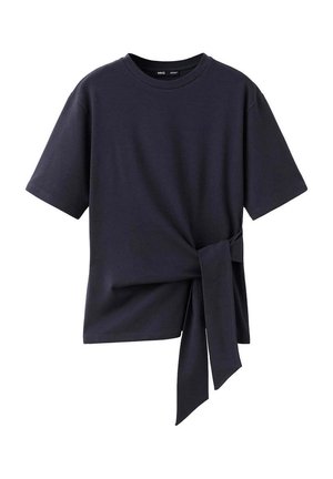 T-shirt noir à manches courtes avec col rond et détail de nœud sur le côté créant un ourlet asymétrique.