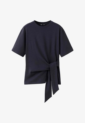 Schwarzes kurzärmeliges T-Shirt mit Rundhalsausschnitt und seitlichem Knotendetail, das einen asymmetrischen Saum erzeugt.