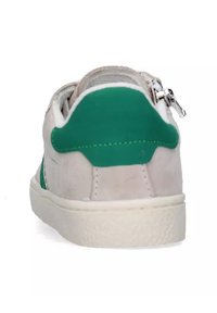 Sneaker con parte superiore in suede grigio, dettagli verdi sul tallone e sul lato, suola in gomma bianca e una chiusura lampo sul retro.