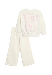 Crème-kleurige bijpassende trui en broek set met een roze omlijning illustratie van twee personages op de achterkant van de trui.