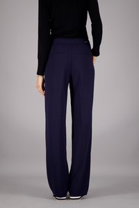 Navy weit geschnittene Hose mit glatter Textur, hoher Taille und Gesäßtaschen, ergänzt durch weiße und rote gestreifte Bündchen.