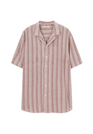 Chemise à manches courtes à boutons, en tissu texturé avec des rayures verticales alternées rouges et crème. Col et boutons notables.