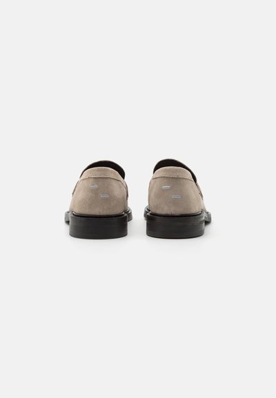 Graue Wildleder Slipper mit einer glatten schwarzen Gummisohle, die schlanke Steppnähte und einen enganliegenden Fersenteil für Komfort und Passform aufweist.