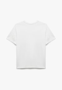 Hvid T-shirt med korte ærmer, prydet med broderede detaljer på ærmerne og en rund halsudskæring. Blødt stof med en glat tekstur.