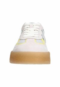 Baskets en suède rose clair avec lacets blancs, accents en maille, détails jaunes et semelle en caoutchouc texturé. La vue de face met en avant la forme et le design.