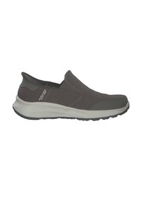 Zapato gris sin cordones con un upper de tela texturizada y un collar acolchado. La suela exterior es blanca con una banda negra para mayor agarre.