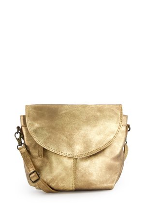 Goldfarbene, metallische Kunstleder-Crossbody-Tasche mit Klappenverschluss, verstellbarem Schulterriemen und glatter Oberfläche. Verfügt über eine Seitentasche.