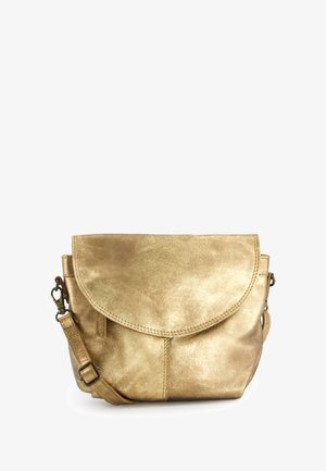 Goldfarbene, metallische Kunstleder-Crossbody-Tasche mit Klappenverschluss, verstellbarem Schulterriemen und glatter Oberfläche. Verfügt über eine Seitentasche.