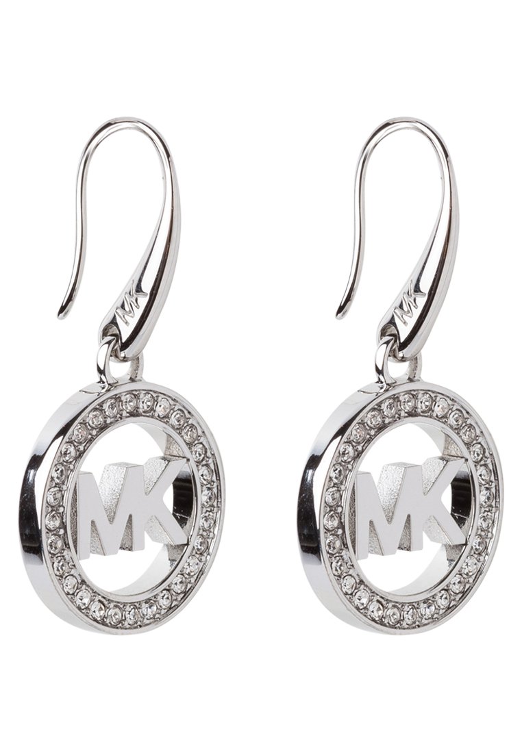 Silberfarbene Hakenohrringe mit rundem Charm, der ein zentrales "MK"-Logo umgeben von klaren Strasssteinen zeigt. Elegantes Design, glänzende Verarbeitung.