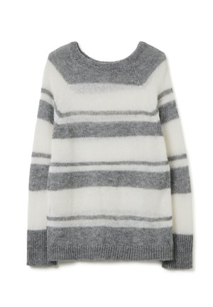 Pull rayé gris et blanc avec un col rond, texture douce et bords côtes. Présente des rayures horizontales de largeurs variées.