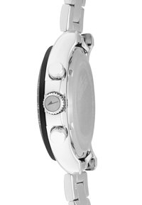 Srebrny zegarek ze stali nierdzewnej z czarną obręczą, trzema przyciskami i teksturowaną koronką. Tył jest gładki i wygrawerowany.