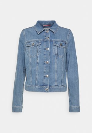 Veste en denim bleu clair avec manches longues, fermeture à boutons sur le devant, deux poches poitrine à rabat avec boutons, et un col classique.