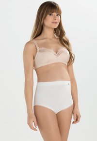 Sostenedor de encaje beige con tirantes ajustables y una braga blanca de tiro alto suave que presenta un delicado detalle de borde de encaje.