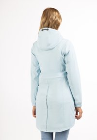 Lichtblauwe waterdichte jas met capuchon, elastische manchetten en rugplooi details. Glad textuur, knie-lange ontwerp, en strikceintuur.