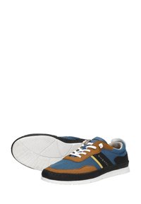 Sportschoenen met een combinatie van blauw mesh en bruin leer, zwarte rubberen zool, witte veters en een gele streepaccent.