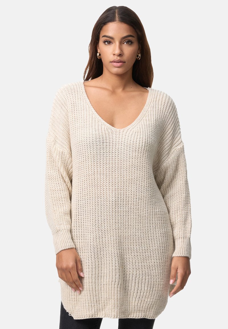 Beige gestrickter Pullover mit weitem V-Ausschnitt, gerippten Bündchen und legerer Passform. Die Textur ist locker und luftig, ideal zum Schichten.