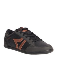 Sneakers neri con un materiale testurizzato nero, accenti marroni e lacci tradizionali. Inclusa una suola in gomma a profilo basso e dettagli sintetici.