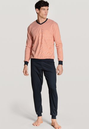 Gestreepte pyjamajurk met lange mouwen in rood en wit met marineblauwe accenten, gecombineerd met effen marineblauwe broek. Katoenmengsel, relaxed fit.