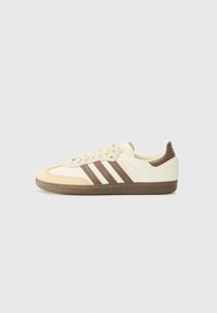 Unselected, off white/earth strata/gum