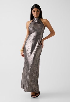 Maxikleid mit Metallic-Trägern in Silber, mit schlanker Silhouette und subtiler Textur, ausgestattet mit einem seitlichen Schlitz und glatt fließendem Stoff.