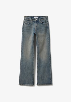 Jeans a gamba larga in denim blu slavato, con cinque tasche, chiusura con zip e una texture leggermente consumata. Design classico per un look casual.