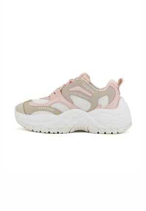 Sneaker atletico leggero con suola in gomma bianca, tomaia in mesh rosa e beige, e accenti testurizzati. Presenta loghi del marchio in colore a contrasto.
