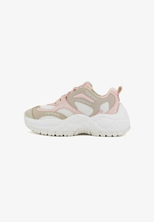 Sneaker atletico leggero con suola in gomma bianca, tomaia in mesh rosa e beige, e accenti testurizzati. Presenta loghi del marchio in colore a contrasto.