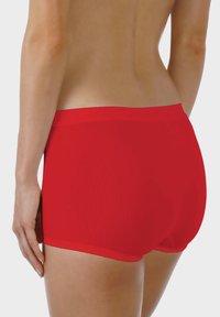 Boxer da uomo rossi in cotone, con una texture liscia, vita elasticizzata e una vestibilità aderente. Cuciture visibili e design senza cuciture alle aperture delle gambe.