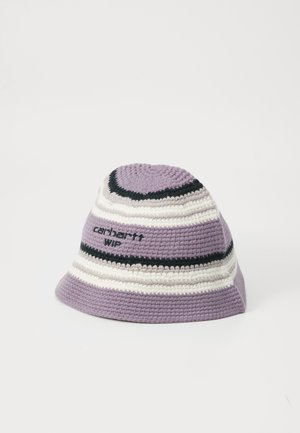 Sombrero de cubo de ganchillo en colores lavanda, blanco y negro a rayas. Presenta el logo "carhartt WIP" en negro. Textura suave y ala ancha.