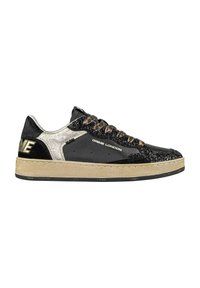 Sneaker low-top in nero e argento con lacci a stampa leopardata, texture luccicante, testo "Crime London" sul lato e suola beige con fondo nero.