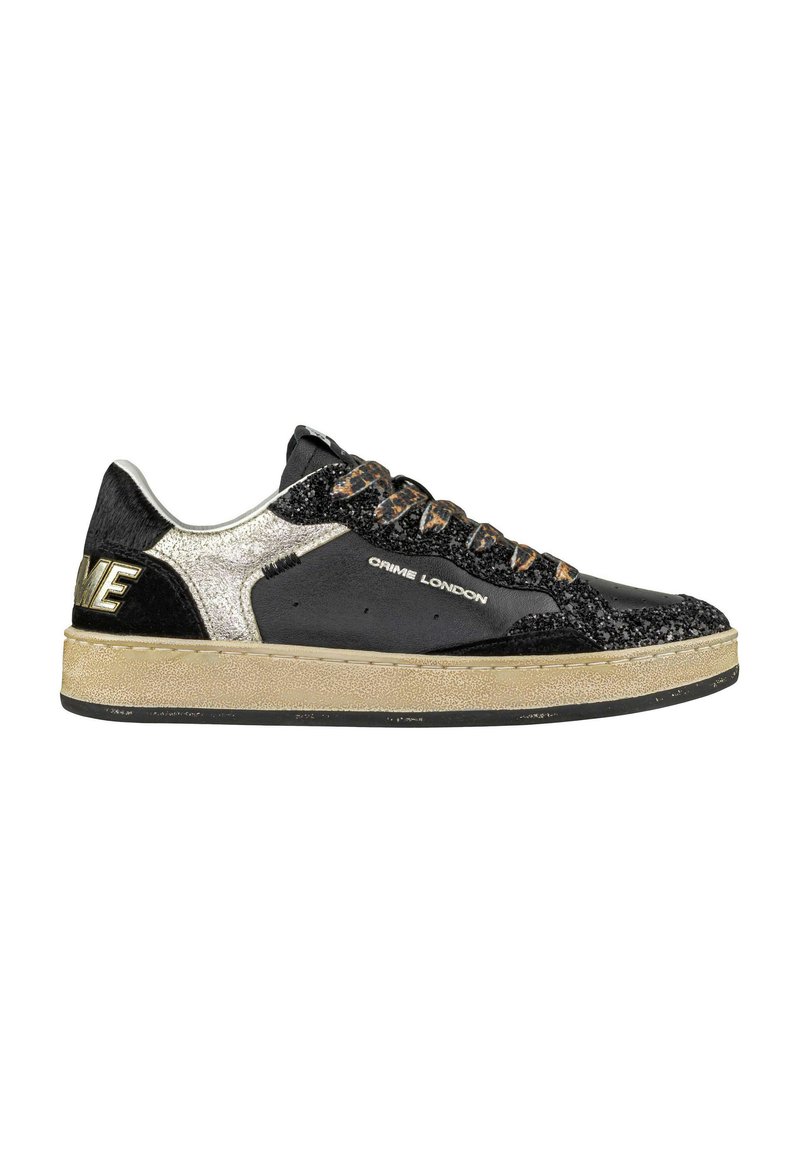 Sneaker low-top in nero e argento con lacci a stampa leopardata, texture luccicante, testo "Crime London" sul lato e suola beige con fondo nero.