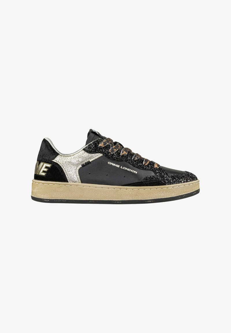 Sneaker low-top in nero e argento con lacci a stampa leopardata, texture luccicante, testo "Crime London" sul lato e suola beige con fondo nero.