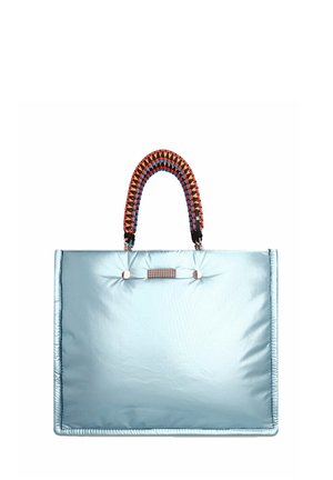 Sac à main rectangulaire bleu clair avec une texture matelassée et une poignée courte en tissu tissé multicolore en orange, noir et bleu.